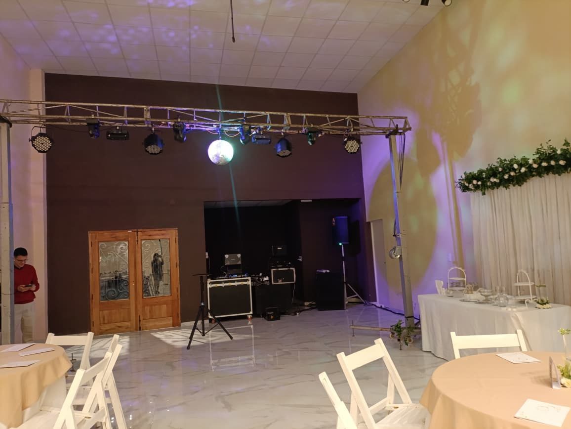 Escenario con luces y bola de espejos