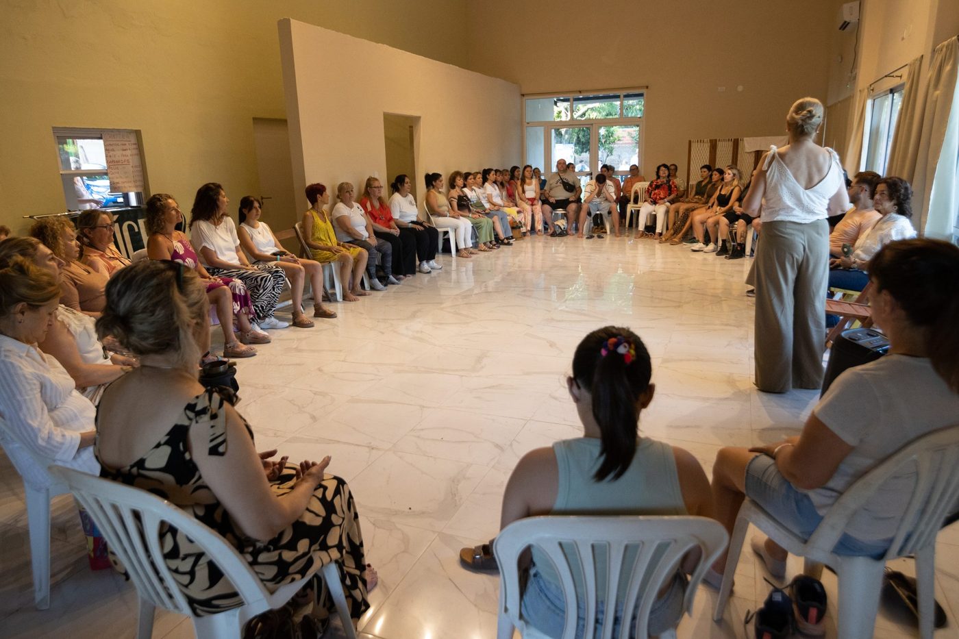 Taller en ronda dentro del salón