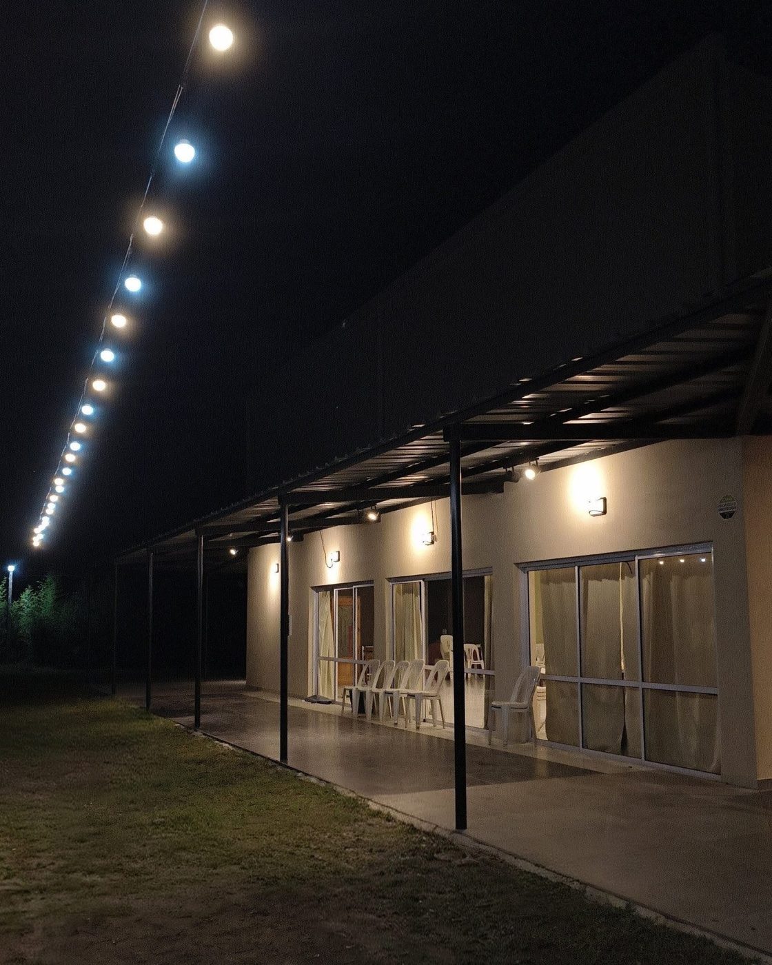 La galería de noche con guirnaldas